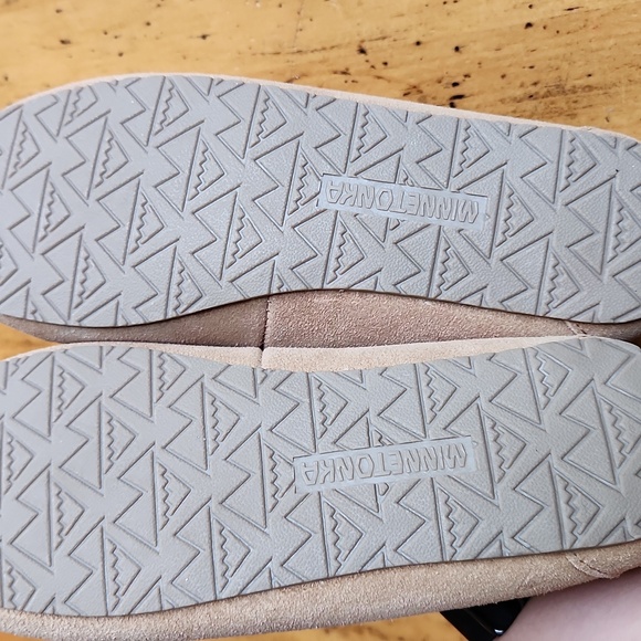 Minnetonka Women’s Faux Fur Lined Slipper Tan Brown Moccasins Suede 4052 Size 7M - Picture 7 of 9